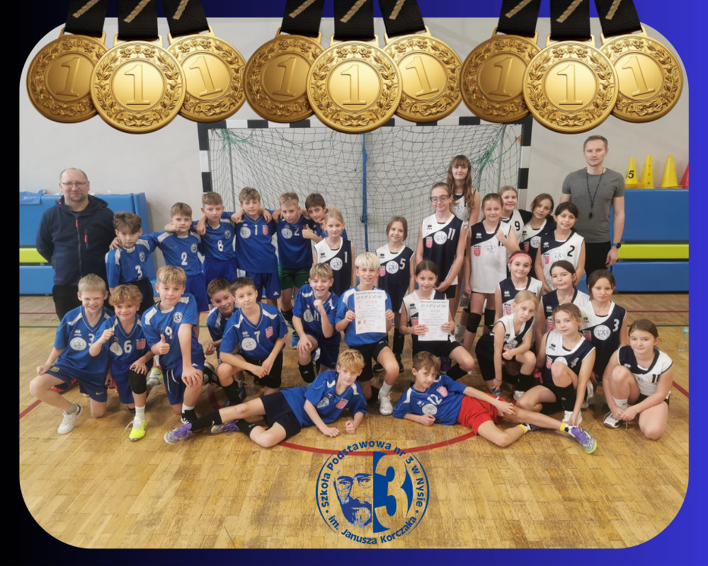 Zdjęcie przedstawiające uczniów klasy 4 po wygranym półfinale wojewódzkim Igrzysk Dzieci w grach i zabawach.