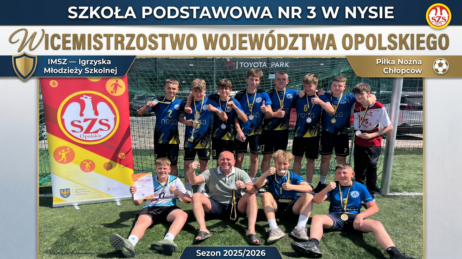 Zdjęcie przedstawiające uczniów z medalami za zajęcie 2 miejsca na mistrzostwach województwa w piłce nożnej.