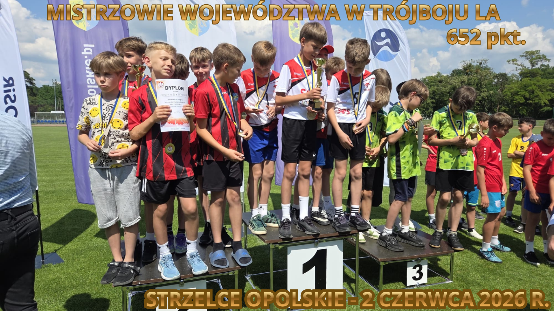Zdjęcie przedstawiające uczniów po zwycięstwie w Mistrzostwach Województwa w Trójboju Lekkoatletycznym.
